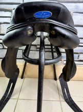 Load image into Gallery viewer, 17” MW Southern Stars Monoflap Jump Saddle - Black