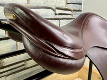 Load image into Gallery viewer, 17” Medium Prestige/John Whitaker Jump Saddle - Burgundy