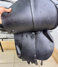 Load image into Gallery viewer, 17 1/2” MW Devoucoux Socca Jump Saddle - Black