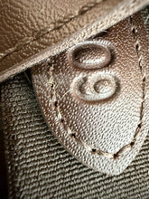 Load image into Gallery viewer, S/H 24”/60cm Kentucky Horsewear Sheepskin Anatomic Short Girth