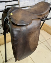 Load image into Gallery viewer, 15 1/2” XW Extra Wide Fylde Hayden Show/Working Hunter Saddle -Brown- Suede Top
