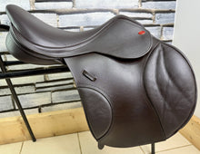 Load image into Gallery viewer, 17 1/2” MW/Changeable Gullet Kent &amp; Masters S Series Jump Saddle - Brown