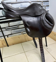 Load image into Gallery viewer, 17” Medium Albion K3 MonoFlap Jump Saddle - Brown