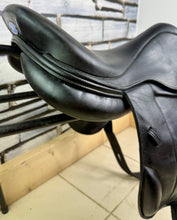 Load image into Gallery viewer, 17” MW Southern Stars Monoflap Jump Saddle - Black