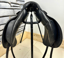 Load image into Gallery viewer, 17” MN Albion SL Dressage Saddle - Black