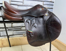 Load image into Gallery viewer, 17” Medium Prestige Arezzo Jump Saddle - Brown