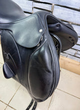 Load image into Gallery viewer, 17” +4 (XW) Equipe Monoflap Jump Saddle - Black -2018- Immaculate-Patent Trim