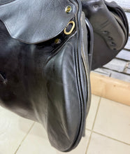 Load image into Gallery viewer, 17 1/2” Medium Henri De Rivel Jump Saddle - Black