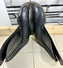 Load image into Gallery viewer, 18” Medium Stubben Scandica VSD Saddle - Black