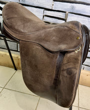 Load image into Gallery viewer, 18” Wide-XW Fylde Show/Working Hunter Saddle -Brown- Suede Top
