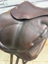 Load image into Gallery viewer, 16 1/2” MW Childeric CFSC Monoflap Jump Saddle - Brown