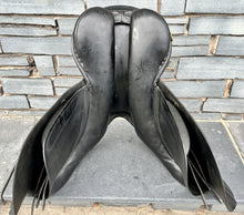 Load image into Gallery viewer, 17 1/2” Wide Ideal International Event Saddle - Black