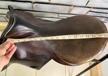 Load image into Gallery viewer, 17 1/2” 28 (M) Stubben Siegfried Extra GP/Jump Hunting Saddle - Brown