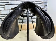 Load image into Gallery viewer, 17 1/2” XW Oakfield Santana WH Saddle - Black