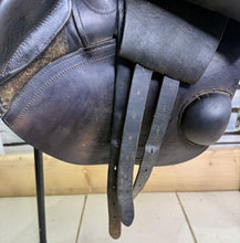 Load image into Gallery viewer, 17 1/2” MW Albion Kontrol Ultima Forward Flap Jump Saddle - Brown