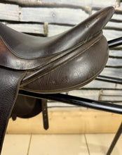 Load image into Gallery viewer, 16 1/2” XW PD Saddles/Spalding Jump Saddle - Brown