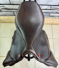 Load image into Gallery viewer, 17” MW/Wide Whitaker Madrid Jump Saddle - Brown