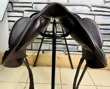 Load image into Gallery viewer, 16 1/2” MW Harry Dabbs Future Monoflap Jump Saddle - Shoulder Free - Brown