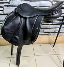 Load image into Gallery viewer, 17 1/2” MW Silhouette MonoFlap Jump Saddle - Black