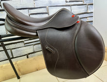Load image into Gallery viewer, 17” MW/Wide Whitaker Madrid Jump Saddle - Brown