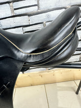 Load image into Gallery viewer, 17” Medium Black Country Jump Saddle - Black