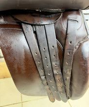 Load image into Gallery viewer, 18” XW Olney (Fylde Marjory) Suede Show/Working Hunter Saddle -Brown- Suede Top