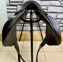 Load image into Gallery viewer, 17 1/2” Medium-MW Devoucoux Chiberta Lab Monoflap Jump Saddle - Black/Orange