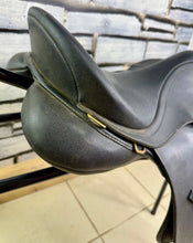 Load image into Gallery viewer, 16 1/2” XW/Changeable Gullet Wintec Wide Cob GP Saddle - Black - Flocked - 4 Strap