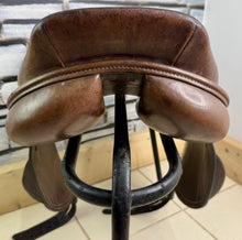 Load image into Gallery viewer, 17 1/2” Wide Paramount Monoflap Jump Saddle - Brown