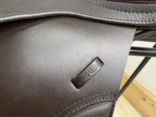 Load image into Gallery viewer, 17 1/2” MW/Changeable Gullet Kent &amp; Masters S Series Jump Saddle - Brown