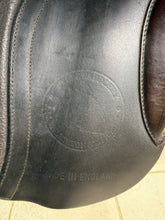 Load image into Gallery viewer, 15 1/2” XW Extra Wide Fylde Hayden Show/Working Hunter Saddle -Brown- Suede Top