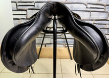 Load image into Gallery viewer, 17 1/2” MW Albion K2 Jump Saddle - Black -Big Blocks- Mega Comfy