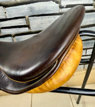 Load image into Gallery viewer, 18 1/2” Medium (Fit 30) Stubben Siegfried Extra GP/Jump Saddle - Black/Tan