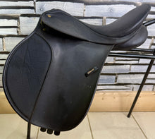 Load image into Gallery viewer, 17” XW/Changeable Gullet Wintec GP Saddle - Black