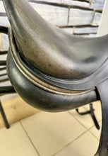 Load image into Gallery viewer, 17 1/2” MW Amerigo Classic Dressage Saddle - Black