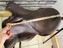 Load image into Gallery viewer, 17 1/2” Wide Barnsby USDF Dressage Saddle - Brown