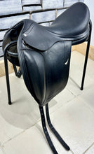 Load image into Gallery viewer, 17 1/2” Wide +2 Equipe Emporio Monoflap 2018 Dressage Saddle - Black