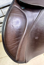 Load image into Gallery viewer, 17” 32/Wide Stubben Juventus Jump Saddle - Brown