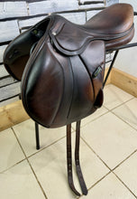 Load image into Gallery viewer, 17” +1.5 (MW) Amerigo Vega Monoflap Jump Saddle - Brown