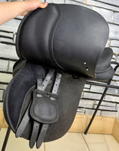 Load image into Gallery viewer, 18” XW/Changeable Gullet Wintec 2000 GP Saddle - Black