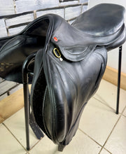 Load image into Gallery viewer, 18” MW Albion Kontact Monoflap Jump Saddle - Black - Moveable Blocks