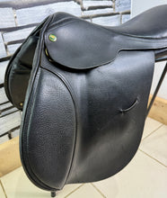 Load image into Gallery viewer, 18” Medium Oakland House Saddlery Jump Saddle - Black