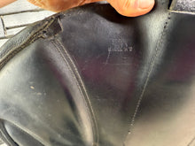 Load image into Gallery viewer, 17 1/2” W-XW Changeable Gullet Kent &amp; Masters Monoflap Jump Saddle - Black