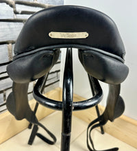 Load image into Gallery viewer, 17 1/2” MW Voltaire Lexington Monoflap Jump Saddle - Black