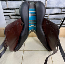 Load image into Gallery viewer, 17” MW Voltaire Lexington Monoflap Jump Saddle -2022- Brown