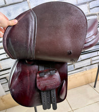 Load image into Gallery viewer, 17” Medium Prestige/John Whitaker Jump Saddle - Burgundy