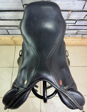 Load image into Gallery viewer, 17 1/2” W-XW Changeable Gullet Kent &amp; Masters Monoflap Jump Saddle - Black