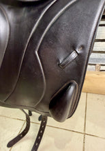 Load image into Gallery viewer, 17” +1 (MW) Equipe Synergy Monoflap Jump Saddle - Brown -2018