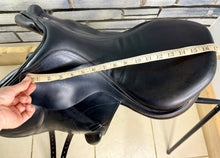 Load image into Gallery viewer, 17” Medium - MW Equipe Synergy Monoflap Jump Saddle - Black