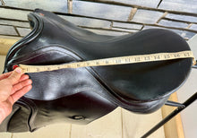 Load image into Gallery viewer, 17 1/2” Medium Albion Selecta GP Saddle -Black- Changeable Knee Pads
